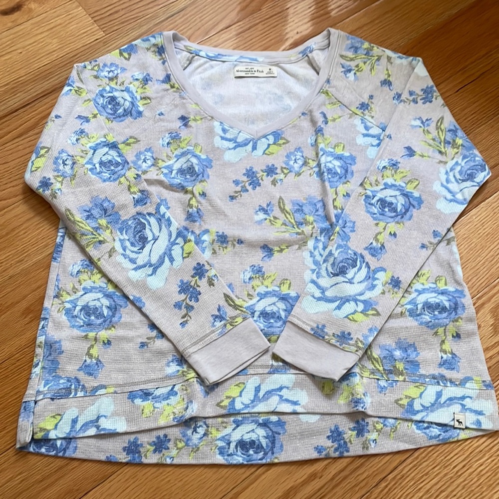 Abercrombie & Fitch Long Sleeve Floral Top in Size Medium